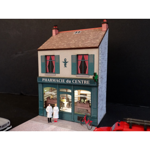 Mini-façade de pharmacie avec ses figurines couple de pharmaciens