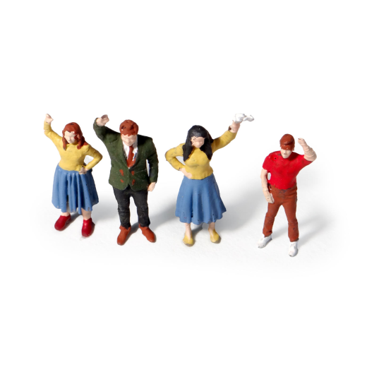 Groupe de 4 personnes saluant un voyageur