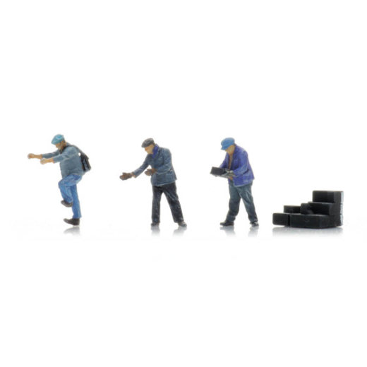 3 Cheminots SNCF chargeant des briquettes