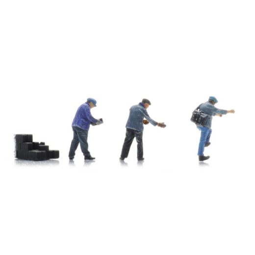3 Cheminots SNCF chargeant des briquettes-1
