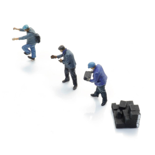 3 Cheminots SNCF chargeant des briquettes-2