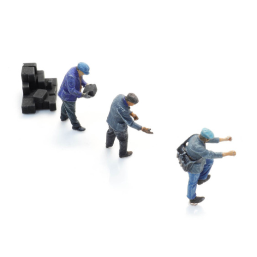 3 Cheminots SNCF chargeant des briquettes-3