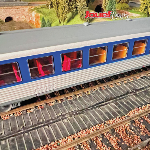 Autorail diesel EAD XBD 4717 + XRABx 8714, livrée argent/bleue avec logo « Casquette », ép. IV-V SNCF-4