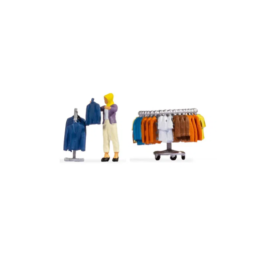 Mini-scène Achat de vêtements sur portant