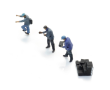 3 Cheminots SNCF chargeant des briquettes-2