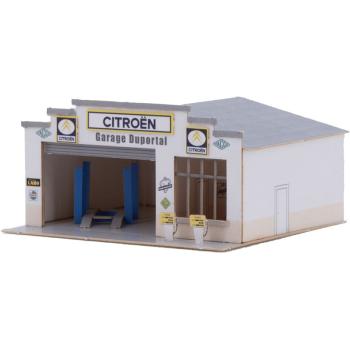 Petit garage français avec plusieurs enseignes possibles incluses.