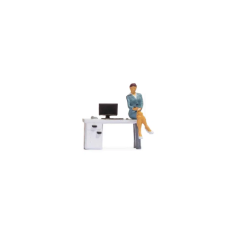 Mini-scène Au bureau - femme assise sur le bureau