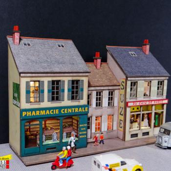 Façades avec vitrines Pharmacie + Prêt-à-porter